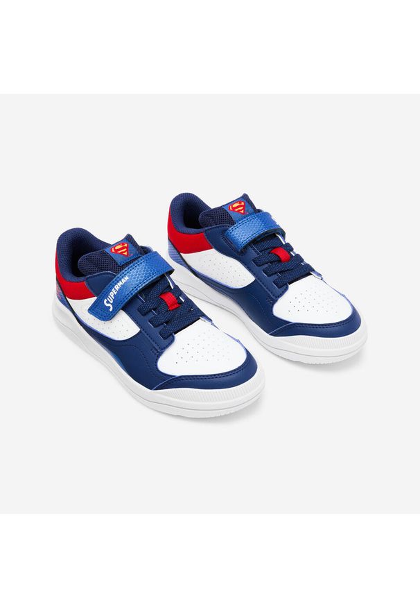 Decathlon - Buty sportowe dla dzieci Superman. Zapięcie: rzepy. Kolor: niebieski. Materiał: skóra, kauczuk. Szerokość cholewki: normalna. Wzór: motyw z bajki. Sport: turystyka piesza