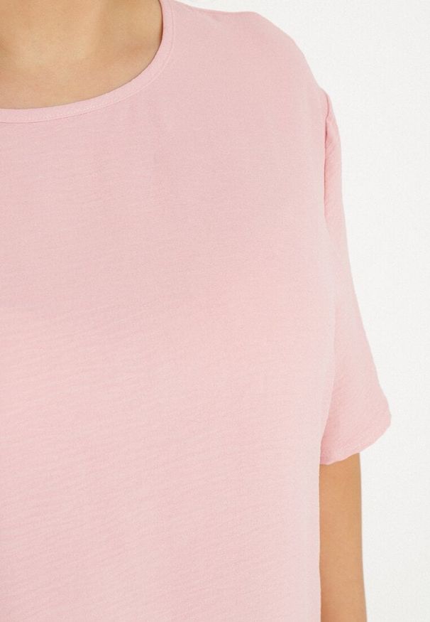 Born2be - Różowa Klasyczna Bluzka z Krótkim Rękawem Nilbia. Okazja: na co dzień, na spotkanie biznesowe, do pracy. Kolekcja: plus size. Kolor: różowy. Materiał: jeans. Długość rękawa: krótki rękaw. Długość: krótkie. Styl: klasyczny