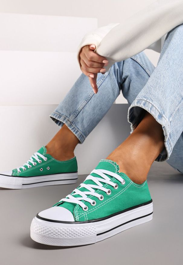 Renee - Zielone Klasyczne Trampki Przed Kostkę Xarosa. Okazja: na spacer. Wysokość cholewki: przed kostkę. Nosek buta: okrągły. Kolor: zielony. Materiał: jeans. Obcas: na obcasie. Styl: klasyczny. Wysokość obcasa: niski