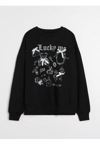 Sinsay - Bluza crewneck z nadrukiem i kokardami - czarny. Typ kołnierza: kokarda. Kolor: czarny. Wzór: nadruk