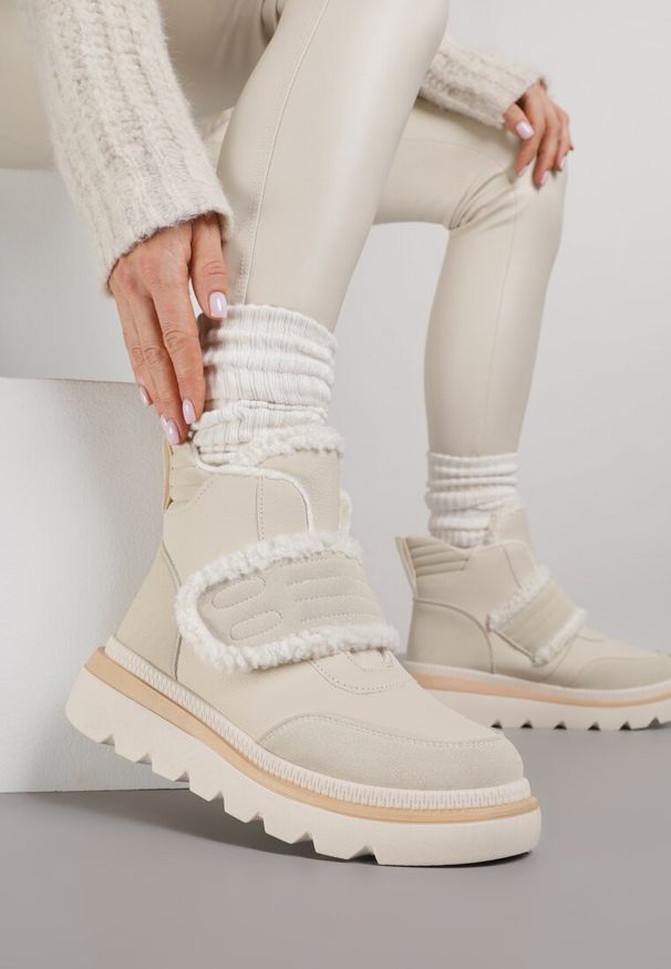 Born2be - Beżowe Śniegowce z Przeszyciami i Futerkiem Newella. Okazja: na co dzień. Zapięcie: rzepy. Kolor: beżowy. Materiał: futro. Styl: klasyczny, casual, elegancki