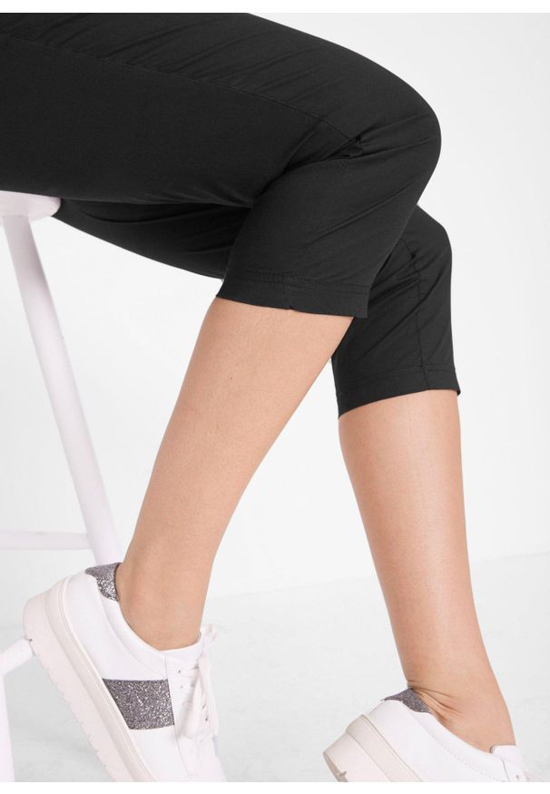 bonprix - Spodnie 3/4 z wiązanym paskiem. Kolor: czarny