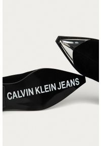 Calvin Klein Jeans - Botki zamszowe. Kolor: czarny. Materiał: zamsz #4