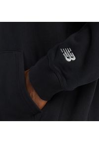 Bluza męska New Balance MT53925BK – czarna. Typ kołnierza: kaptur. Kolor: czarny. Materiał: bawełna, dresówka, materiał. Wzór: aplikacja #5