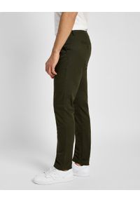 Lee - LEE MĘSKIE SPODNIE MATERIAŁOWE SLIM CHINO OLIVE NIGHT 112355772 L71L016192. Materiał: materiał
