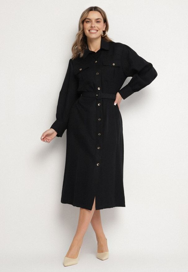 Born2be - Czarna Wiskozowa Sukienka o Koszulowym Kroju z Paskiem z Klamrą i Kieszeniami Lisavianna. Okazja: do pracy, na co dzień, na spotkanie biznesowe. Kolor: czarny. Materiał: wiskoza. Długość rękawa: długi rękaw. Typ sukienki: koszulowe. Styl: klasyczny, casual, elegancki, biznesowy