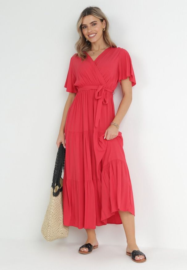 Born2be - Czerwona Rozkloszowana Sukienka Maxi z Wiązanym Paskiem Japhelia. Kolor: czerwony. Materiał: materiał. Styl: klasyczny. Długość: maxi