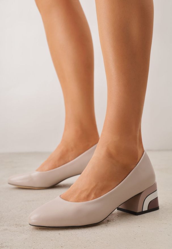 Born2be - Ciemnobeżowe Czółenka VICES na Niskim Słupku z Geometrycznym Zdobieniem Olivesa. Okazja: na co dzień, na ślub cywilny, na wesele, do pracy, na spotkanie biznesowe. Nosek buta: okrągły. Kolor: beżowy. Wzór: geometria, aplikacja. Obcas: na słupku. Styl: klasyczny, casual, biznesowy, elegancki. Wysokość obcasa: średni