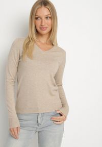 Born2be - Ciemnobeżowy Sweter z Wiskozą i Dekoltem w Serek Olisela. Okazja: na co dzień. Typ kołnierza: dekolt w serek. Kolor: brązowy. Materiał: wiskoza. Styl: casual, elegancki