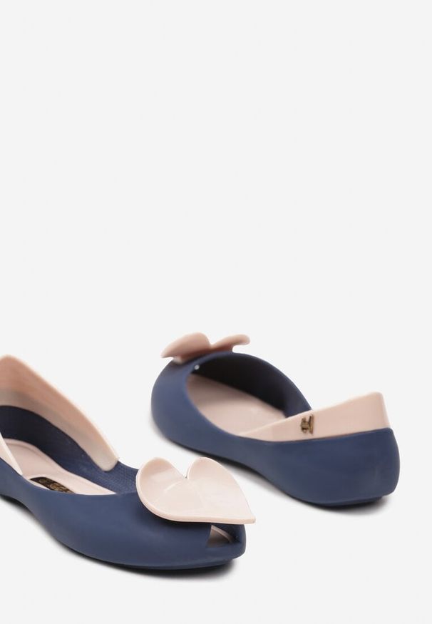 Born2be - Granatowo-Beżowe Płaskie Balerinki Meliski z Odkrytym Noskiem z Aplikacją 3D Efime. Okazja: na co dzień, na uczelnię. Kolor: niebieski. Materiał: jeans, tiul. Wzór: aplikacja. Sezon: wiosna. Styl: casual
