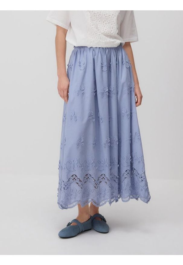 Reserved - Spódnica maxi z haftowanymi kwiatami - jasnoniebieski. Kolor: niebieski. Materiał: tkanina, bawełna. Wzór: haft, kwiaty