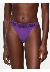 Triumph Stringi Comfort Glam 10224956 Fioletowy. Kolor: fioletowy. Materiał: syntetyk