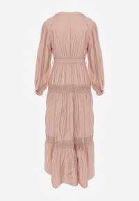 Renee - Jasnoróżowa Wiskozowa Sukienka o Rozkloszowanym Kroju z Wiązanym Paskiem i Koronką Reisavien. Okazja: na spacer, na co dzień. Typ kołnierza: dekolt w serek. Kolor: różowy. Materiał: wiskoza, koronka. Wzór: koronka. Typ sukienki: rozkloszowane. Styl: casual, elegancki #8