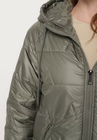 Born2be - Zielona Pikowana Kurtka Przejściowa z Kapturem i Ściągaczami Fesarena. Okazja: na co dzień. Typ kołnierza: kaptur. Kolor: zielony. Materiał: dzianina, jeans. Styl: casual, sportowy #4