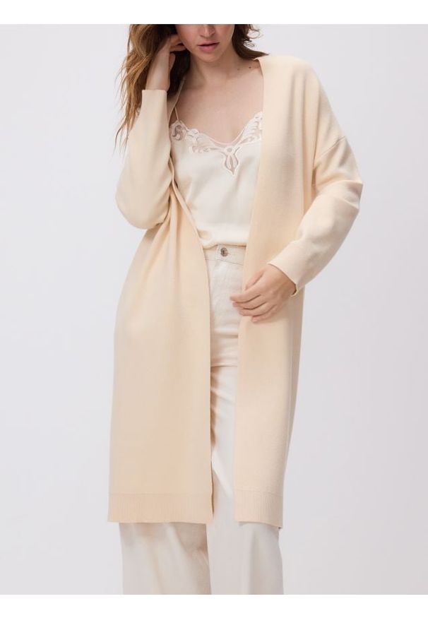 Reserved - Długi kardigan z wiskozą - kremowy. Kolor: kremowy. Materiał: wiskoza. Długość: długie