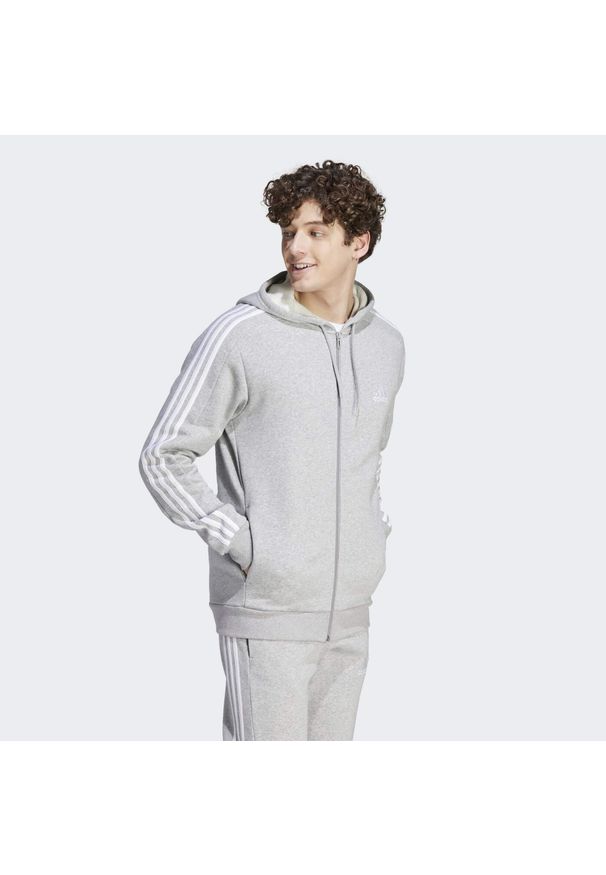 Adidas - Bluza z kapturem Essentials Fleece 3-Stripes Full-Zip. Typ kołnierza: kaptur. Kolor: szary. Materiał: materiał. Sport: fitness