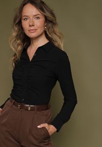 Born2be - Czarna Koszula z Bawełną Ozdobiona Marszczeniem Anixe. Okazja: na spotkanie biznesowe, na co dzień. Kolor: czarny. Materiał: bawełna. Wzór: aplikacja. Styl: klasyczny, biznesowy, casual, elegancki #4