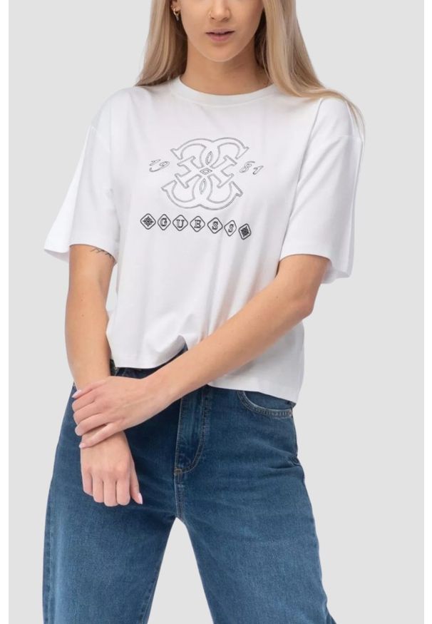 Guess - GUESS Biały damski t-shirt na krótki rękaw z wyszywanym logo Gabi, Rozmiar XS. Okazja: na co dzień. Kolor: biały. Długość rękawa: krótki rękaw. Długość: krótkie. Styl: casual, klasyczny