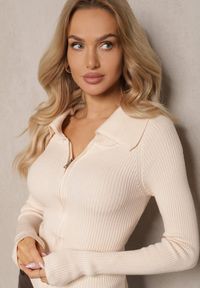 Renee - Jasnobeżowy Prążkowany Kardigan o Dopasowanym Kroju z Szerokim Kołnierzem i Zapięciem na Suwak Zinmare. Okazja: na co dzień. Kolor: beżowy. Materiał: prążkowany. Sezon: zima. Styl: elegancki, casual #2