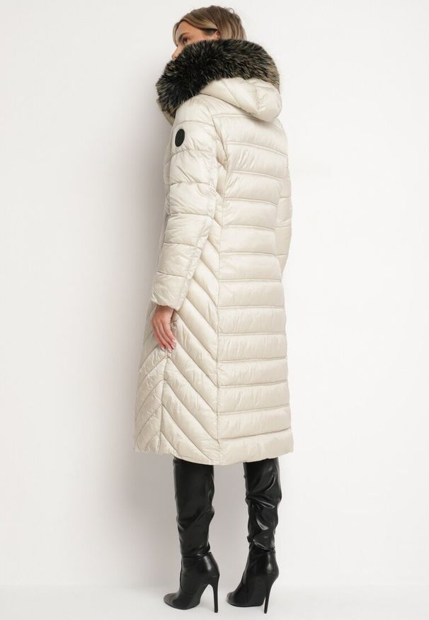 Born2be - Beżowa Pikowana Kurtka Zimowa o Długim Kroju z Odpinanym Kapturem z Futrem Mintoria. Okazja: na co dzień. Kolor: beżowy. Materiał: futro. Długość: długie. Sezon: zima. Styl: casual, elegancki