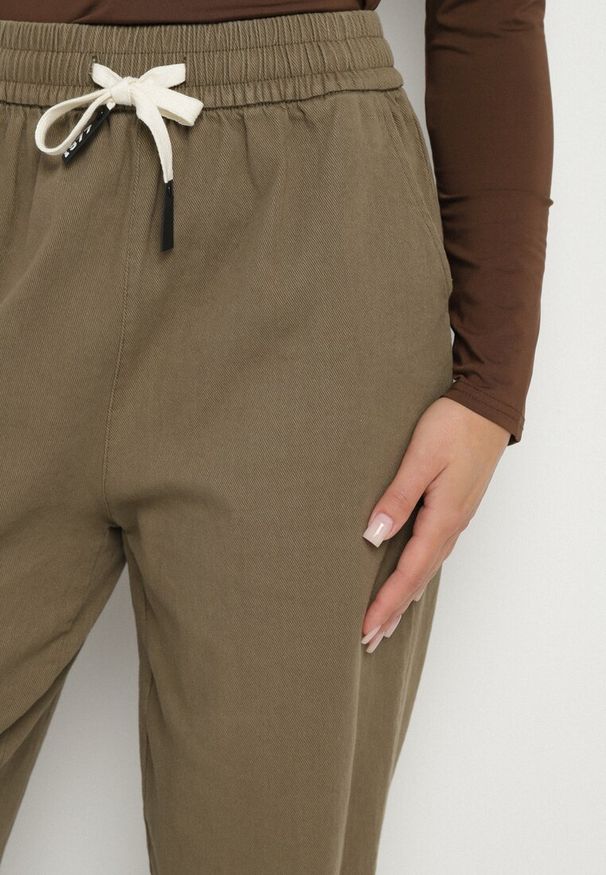 Born2be - Ciemnozielone Spodnie Bawełniane w Stylu Mom Fit ze Sznurkiem Adenelle. Okazja: na co dzień. Kolor: zielony. Materiał: bawełna. Styl: casual