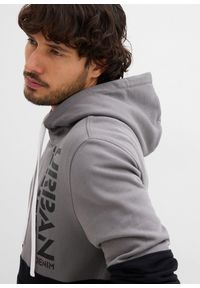 bonprix - Bluza z kapturem slim fit. Typ kołnierza: kaptur. Kolor: czarny. Wzór: nadruk. Styl: sportowy