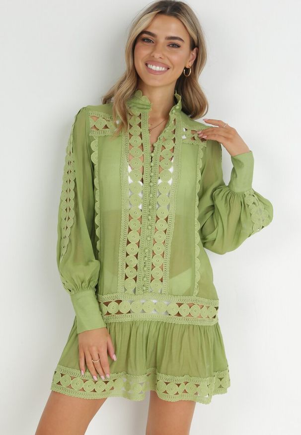 Born2be - Zielona Pudełkowa Tunika z Koronką i Długim Rękawem Ahrar. Typ kołnierza: kołnierzyk stójkowy. Kolor: zielony. Materiał: koronka. Długość rękawa: długi rękaw. Długość: długie. Wzór: koronka