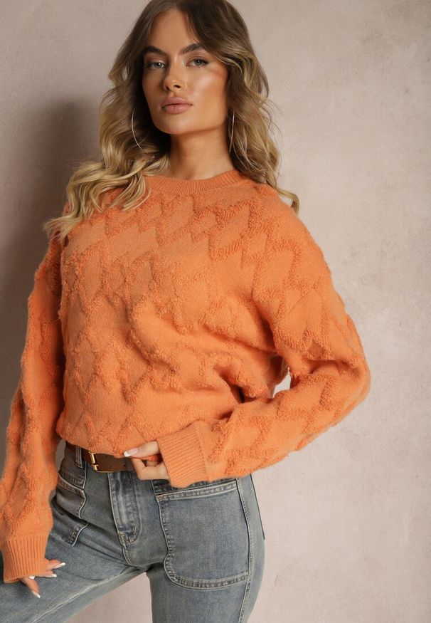 Renee - Pomarańczowy Luźny Sweter o Pudełkowym Kroju i Tłoczonym Splocie ze Ściągaczami Elomara. Okazja: na co dzień. Kolor: pomarańczowy. Materiał: jeans. Wzór: ze splotem. Styl: elegancki, casual