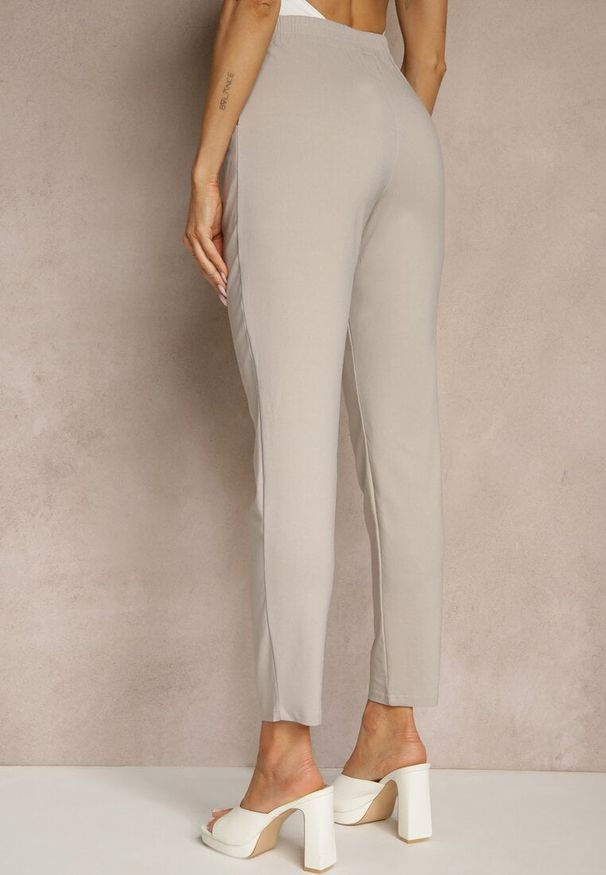Renee - Beżowe Spodnie z Wiskozą High Waist z Ozdobnymi Guzikami Redillia. Okazja: na co dzień, na spotkanie biznesowe. Stan: podwyższony. Kolor: beżowy. Materiał: wiskoza. Styl: biznesowy, klasyczny, elegancki, casual