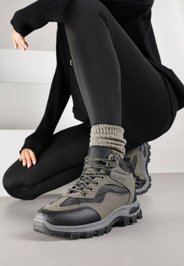 Renee - Czarno-Zielone Buty Trekkingowe Trapery Vices Ozdobione Geometrycznym Motywem Anarisse. Okazja: na co dzień. Kolor: czarny. Materiał: jeans. Wzór: geometria, aplikacja. Styl: elegancki, casual