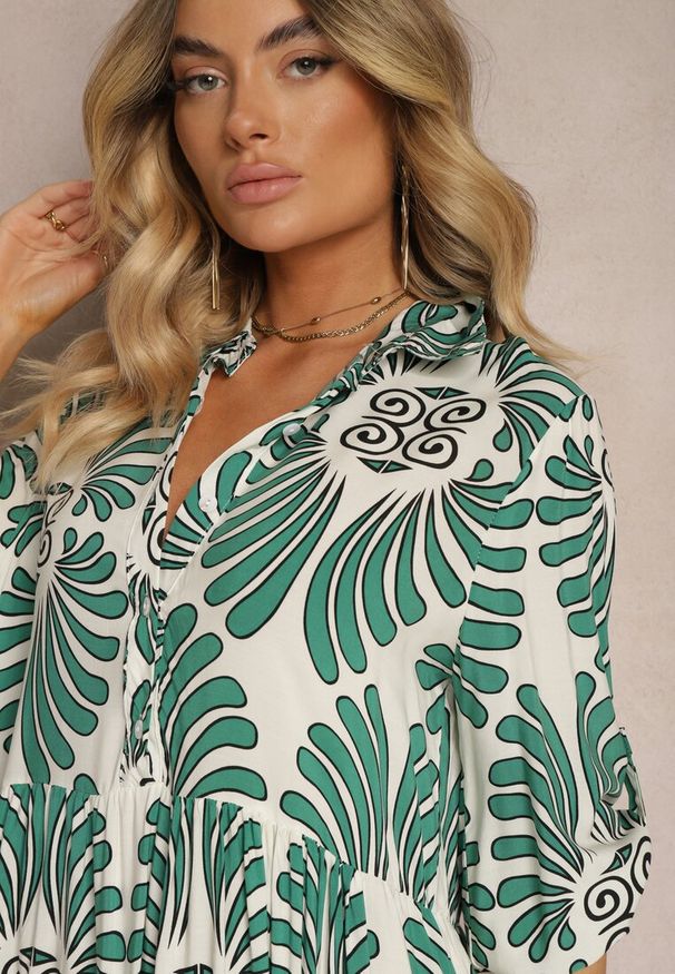 Renee - Zielono-Biała Wiskozowa Sukienka Zapinana na Guziki z Regulowanymi Rękawami Biatalia. Okazja: na co dzień, na spacer, na imprezę. Kolor: zielony. Materiał: wiskoza. Styl: elegancki, casual