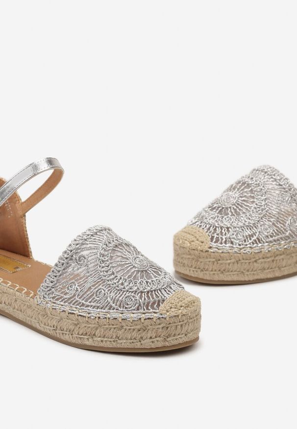 Renee - Srebrne Ażurowe Espadryle na Grubej Podeszwie z Plecionki Avelvia. Kolor: srebrny. Wzór: ażurowy. Styl: wakacyjny, boho
