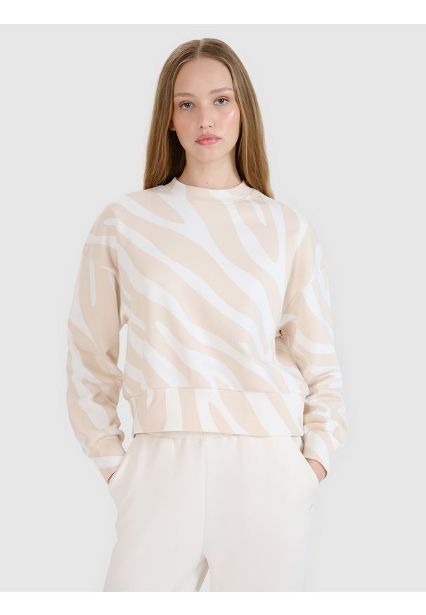 4f - 4F Bluza dresowa nierozpinana bez kaptura damska - biała M. Okazja: na co dzień. Typ kołnierza: bez kaptura. Kolor: biały. Materiał: dresówka. Wzór: motyw zwierzęcy, gładki, ze splotem. Styl: klasyczny, sportowy, casual