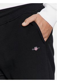 GANT - Gant Szorty sportowe Shield 2009027 Czarny Regular Fit. Kolor: czarny. Materiał: bawełna. Styl: sportowy #5