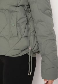 Born2be - Ciemnozielona Pikowana Kurtka o Pudełkowym Kroju z Kapturem i Ściągaczami Selizola. Okazja: na spacer. Typ kołnierza: kaptur. Kolor: zielony. Materiał: skóra, jeans. Styl: sportowy #6