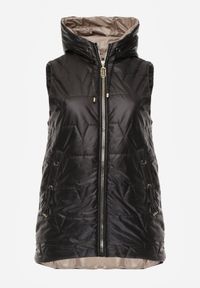 Born2be - Czarna Kamizelka z Nieodpinanym Kapturem i Geometrycznym Pikowaniem Kalousa. Okazja: na co dzień. Kolor: czarny. Materiał: jeans, dresówka. Długość rękawa: długi rękaw. Wzór: geometria. Styl: casual, klasyczny #1