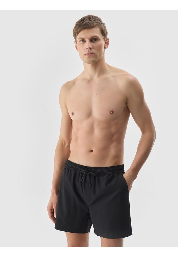 4f - 4F Spodenki plażowe męskie - czarne M. Kolor: czarny. Materiał: włókno, syntetyk, materiał, elastan. Długość: krótkie