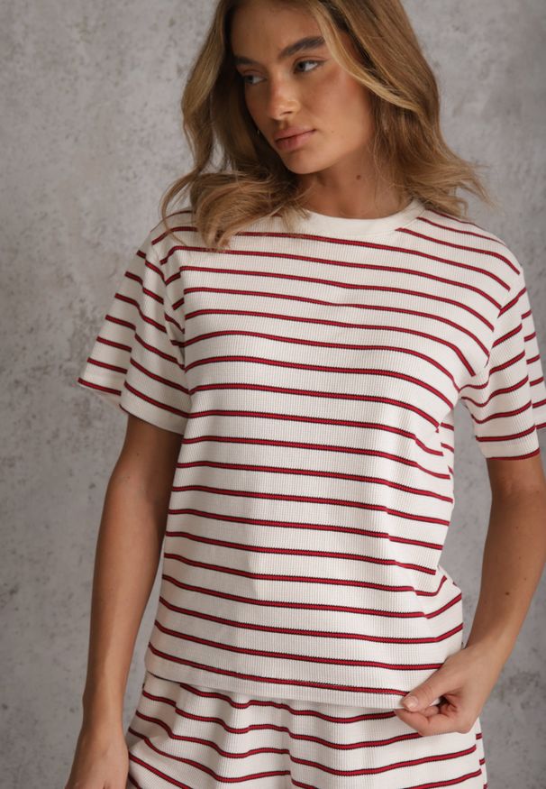 Renee - Czerwono-Biały T-shirt z Bawełny Ozdobiony Poziomymi Paskami Nautida. Okazja: na co dzień. Kolor: biały. Materiał: bawełna. Wzór: aplikacja. Styl: casual