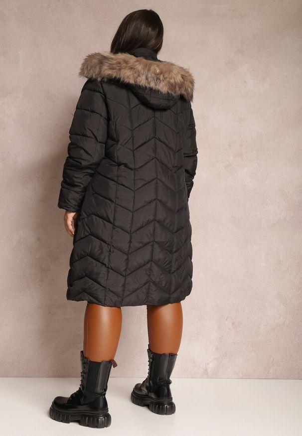 Renee - Czarna Kurtka Pikowana z Futerkiem Lawanna. Okazja: na co dzień. Kolekcja: plus size. Kolor: czarny. Materiał: futro. Długość rękawa: długi rękaw. Długość: długie. Wzór: aplikacja. Styl: wizytowy, elegancki, casual