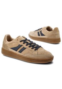 Sneakersy męskie Filippo, cholewka ze skóry naturalnej zamszowej z perforacją i wstawkami ze skóry licowej wiązane na płaskiej podeszwie, beżowe, MP7. Okazja: na co dzień. Zapięcie: sznurówki. Kolor: beżowy. Materiał: skóra, zamsz. Szerokość cholewki: normalna. Obcas: na płaskiej podeszwie #2