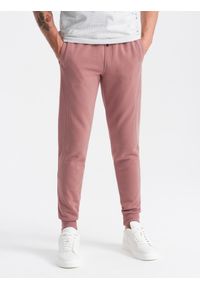 Ombre Clothing - Męskie spodnie dresowe bawełniane joggery BASIC – ciemnoróżowe V4. Okazja: na co dzień. Kolor: różowy. Materiał: dresówka, bawełna. Wzór: aplikacja. Styl: sportowy, casual, elegancki