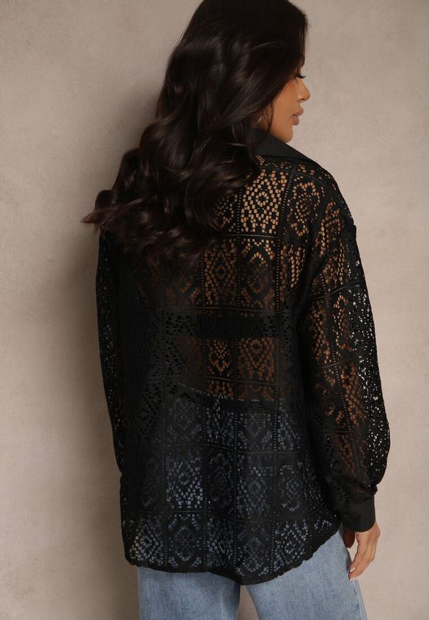Renee - Czarna Koszula z Ażurowej Tkaniny z Kieszeniami Terista. Kolor: czarny. Materiał: tkanina. Wzór: ażurowy
