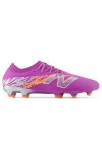 Korki męskie New Balance FURON PRO FG V8 SF2FEJ8 – fioletowe. Kolor: fioletowy. Materiał: materiał, syntetyk, nylon. Szerokość cholewki: normalna. Wzór: jodełka. Sport: piłka nożna