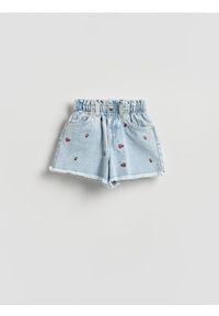 Reserved - Jeansowe szorty paperbag z haftem - niebieski. Kolor: niebieski. Materiał: jeans. Wzór: haft #1