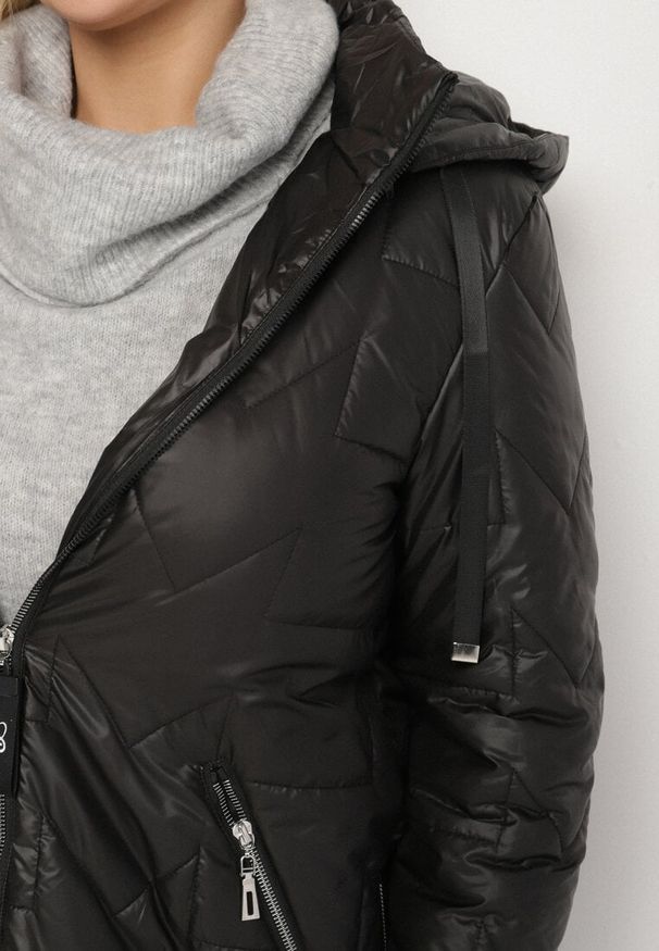 Born2be - Czarna Pikowana Kurtka Ozdobiona Pikowaniem z Odpinanym Kapturem Falerosa. Okazja: na co dzień, na spacer. Kolekcja: plus size. Kolor: czarny. Materiał: jeans. Wzór: aplikacja. Styl: casual