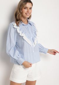 Born2be - Niebieska Bawełniana Koszula w Paski z Ozdobnym Dekoltem z Falbanką Paleriella. Okazja: na co dzień. Kolor: niebieski. Materiał: bawełna. Długość rękawa: długi rękaw. Długość: długie. Wzór: paski. Styl: klasyczny, elegancki, casual #6
