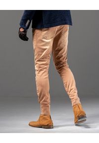 GUNS & TUXEDOS - Beżowe spodnie z przetarciami Dust Devil. Kolor: beżowy. Materiał: denim, bawełna, elastan. Styl: elegancki #6