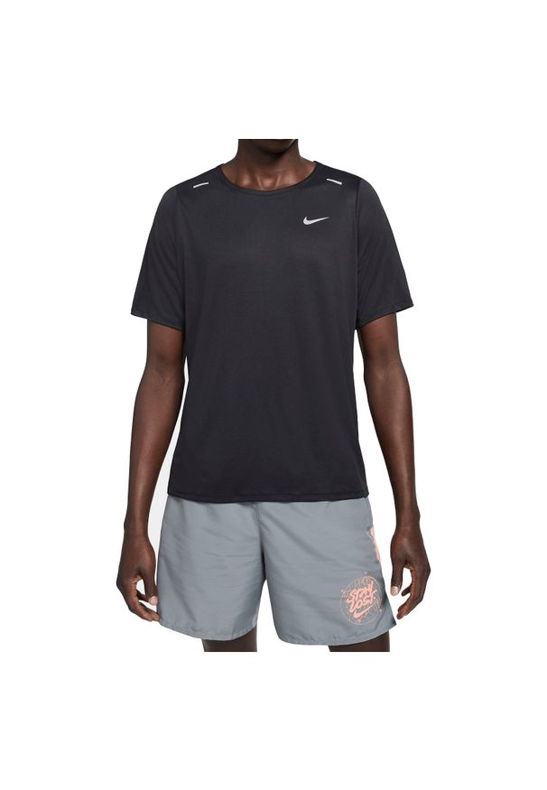 Koszulka męska do biegania Nike Rise 365 Wild Run DA0193. Materiał: materiał, poliester, skóra, tkanina. Długość rękawa: krótki rękaw. Technologia: Dri-Fit (Nike). Długość: krótkie. Wzór: nadruk. Sport: bieganie