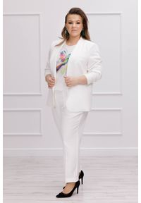 Moda Size Plus Iwanek - Eleganckie spodnie Tonia w kolorze ecru PLUS SIZE. Kolekcja: plus size. Materiał: tkanina, poliester, elastan, wiskoza. Długość: krótkie. Styl: elegancki #1