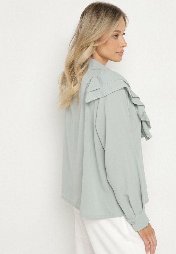 Born2be - Jasnozielona Koszula z Ozdobną Falbaną Cornelea. Okazja: na co dzień. Kolor: zielony. Materiał: jeans. Styl: klasyczny, elegancki, casual